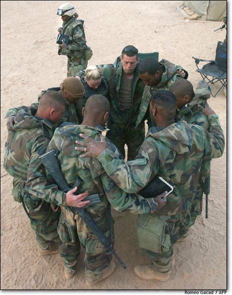 Soldados americanos oram durante a Guerra dos EUA contra o Iraque (Maro-Abril de 2003)
