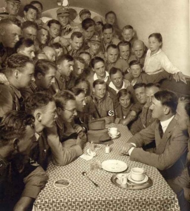 Foto histórica, mas apenas ilustrativa. Não sabemos se as pessoas que aparecem junto a Hitler eram adventistas.