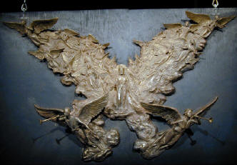 Clique nesta imagem para ver outras fotos das imagens de escultura na sede da Associao Geral.
