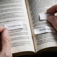 O intérprete cobrindo partes do texto